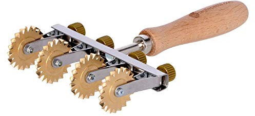 Rotella Tagliapasta | Taglia Pasta Sfoglia Fresca | Quattro Lame Dentate Regolabili | Diametro 38 mm in Ottone e Impugnatura in Legno | Tagliapasta.com [Made in Italy]