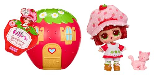 L.O.L. Surprise! Loves Strawberry Shortcake Tots - Poupées Parfumées à Collectionner avec 7 Surprises, Petit Animal, Tenues, Chaussures, Chapeau, Maison des Fraise Transformable, Dès 4 Ans