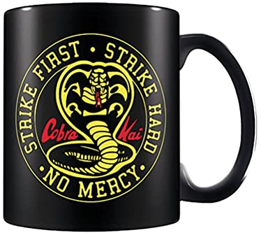 Pyramid International Taza Cobra Kai en caja de regalo (diseño de emblema), color negro, 11 onzas, producto oficial