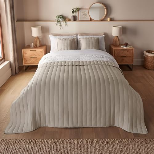 Silentnight Supersoft Quilted Bedspread - Add a Layer of Extra Style and Warmth - Smooth Comfy Touch Microfibre Coverlet Bed Sofa Throw Machine Washable and Non-Iron Fabric - 150x200cm, Natural