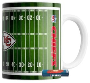 Kansas City Chiefs Tasse aus robustem Keramik NFL Fanartikel + Fanergy Traubenzucker (Field, 450ml)