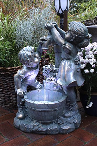 Gartenbrunnen Junge und Mädchen mit LED Beleuchtung Springbrunnen 64 cm Gartendeko Gartenfigur Gartenstatue Wasserspiel Zierbrunnen