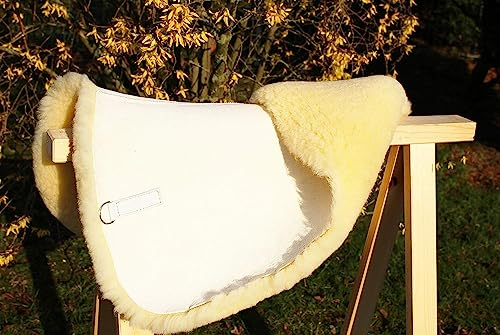 Große Sattelunterlage, Qualitäts Lammfell Unterlage für Schabracke o. Satteldecke, Sattelpad | Fellunterlage: Druckentlastung, Verbesserung der Sattellage (62 cm Rückenlänge, 70 cm breit)