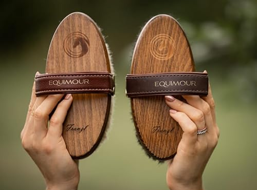 Equimour Personalisierbares Glanz-Duo SET – Rosshaar-Kardätsche & Ziegenhaar-Glanzbürste | Holzbürsten für sanfte Fellpflege & strahlenden Glanz | Geschenk für Reiterin, Pferdemädchen, Pferd & Pony