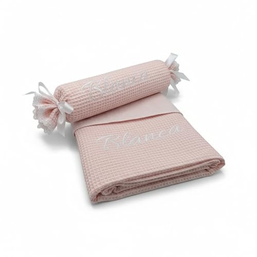 variouss Set de Manta de Verano y Cojín de Caramelo Personalizado con Nombre del Bebé Bordado, Colcha de algodón 100% 70 x 100 cm Ideal para Cuna, Mini Cuna y Carro de bebé. (Rosa)