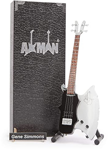 AXMAN Gene Simmons (KISS) Axe Bass Miniatur-Gitarren-Nachbildung & Replik – Musikgeschenke für Fans – Handgefertigt im Maßstab 1/4 – inkl. Displaybox, Namensschild & Miniatur-Gitarrenständer