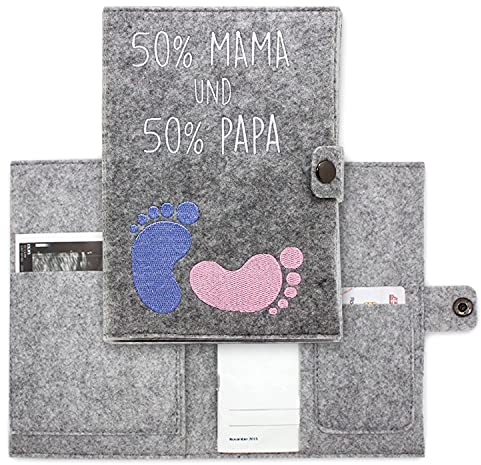 cozy racoon Mutterpasshülle aus Filz 50% Mama und Papa | In Deutschland hergestellt I Mit Innentaschen für Versichertenkarte und Ultraschallbilder I Persönliches Geschenk für Schwangere