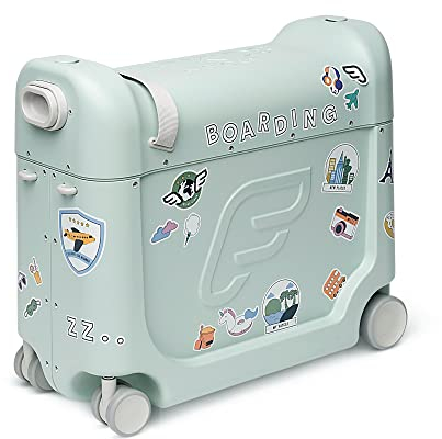 Stokke JetKids BedBox, Green Aurora - Aufsitzkoffer für Kinder von 2-7 Jahren (bis 35 kg) - Lässt Sich in EIN Bett verwandeln - Inklusive Matratze, dekorativen Aufklebern & verstellbarem Tragegurt