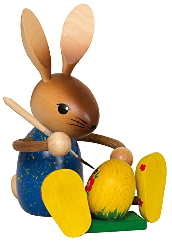 Drechslerei Kuhnert - Osterdekoration/Osterhase - Kuhnert Hasenmaler mit Ei, aus Holz, Größe: sitzend ca. 19 cm, EIN Original aus dem Erzgebirge, Made in Germany