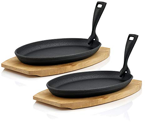 BBQ-Toro Gusseisen Servierpfännchen mit Holzunterlage (2 Stück) | 27 x 18 x 3 cm - oval | bereits eingebrannt - preseasoned | Grillpfännchen mit abnehmbarem Griff | Gusseisenpfanne, Paella Pfanne