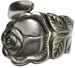 Rosen-Besteckschmuck, ein Ring aus Besteck, ungefähr Größe 60 (19,1).