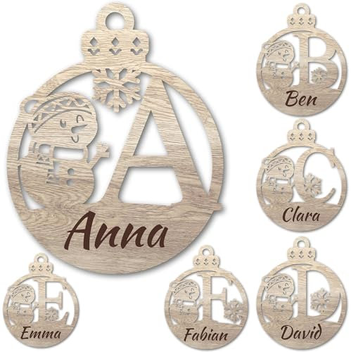 Urhome Weihnachtskugel personalisiert mit Wunschtext Gravur Buchstabe A-Z mit Schneemann Motiv Hell Braun - Ornament Weihnachtsbaumschmuck Weihnachtsdeko Weihnachtsbaumanhänger aus Holz