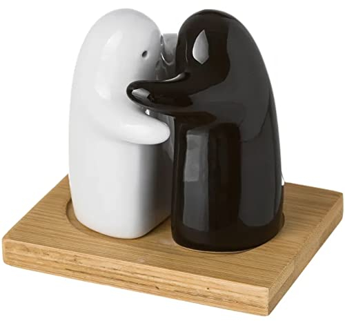 BAKAJI Set 2 Pezzi Sale e Pepe Abbracci Forma Fantasma con Supporto in legno, Bianco e Nero per Sale e Pepe, Portaspezie Design Saliera e Pepiera, Vassoio Legno Naturale, Abbracciando