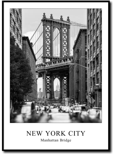 Rahmenbild Manhattan Bridge | Wandbild mit Rahmen | Von der Washington Street aus wird das Empire State Building perfekt von den Pfeilern der Manhattan Bridge eingerahmt | schwarz weiss | 50 x 70 cm