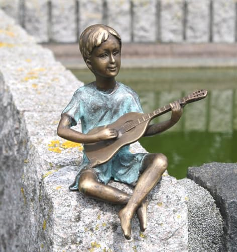Bronzefigur sitzender Junge mit Gitarre Wohndekoration