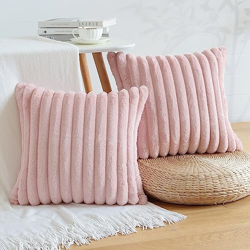 Sungeek Juego de 2 fundas de cojín de piel sintética de conejo rosa rubor de 45 x 45 cm, fundas de almohada decorativas de felpa suave y acogedora, fundas de almohada cuadradas de terciopelo para sofá