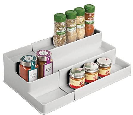 mDesign Ripiano per spezie espandibile – Organizer allungabile per barattoli e contenitori di sale, pepe e aromi – Porta spezie su 3 livelli – grigio chiaro
