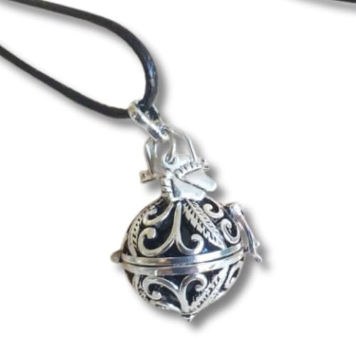 Naïris bijoux Bola de Grossesse en argent avec cordon. Cage argentée arabesques et feuilles, bille noir, petits pieds. Modèle Hamengku