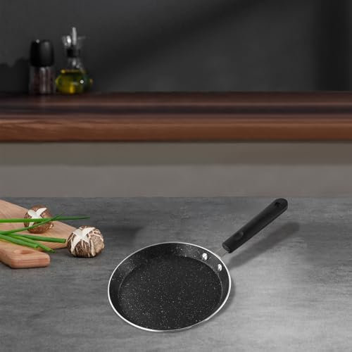 Cuocere in modo efficiente i pancake con questa padella non rivestita da 18 cm, progettata per compatibilità con gas e induzione (nero)