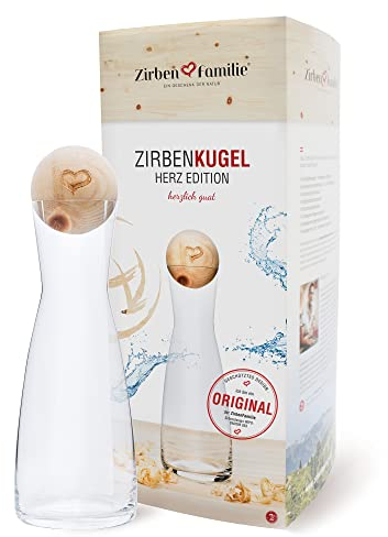 Zirben Familie® das Original ZirbenKugel Set inkl. Wasserkaraffe | Verleiht dem Wasser eine besondere Note | 1 Liter SPIEGELAU Karaffe aus Kristallglas mit Deckel aus ZirbenHolz | Herz Edition