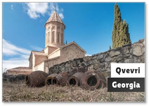Qvevri Pichet traditionnel géorgien pour la fabrication de vin près du mur de pierre au monastère, aimant de réfrigérateur