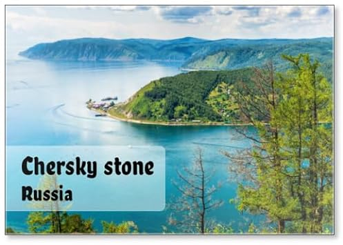 Hermoso paisaje panorámico de verano con vista desde Chersky Stone hasta la orilla del lago Baikal y la fuente de Angara. Pueblo de Listvyanka en la costa del lago Baikal. Increíble naturaleza