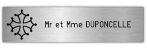 DECOHO - Plaque Boite aux Lettres en Plastique bi-Couche Argent Lettres Noires - 100x25 mm adhésive Personnalisable 1 Ligne Croix Occitane - Argent