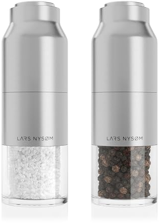 LARS NYSØM Juego de Molinillo de Sal y Pimienta de Acero Inoxidable con Molinillo Ajustable I Diseño de Botella Juego de Molinera de Especias Manual (Stainless Steel)