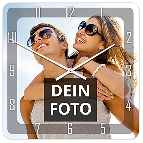 PhotoFancy® - Uhr mit Foto Bedrucken - Quadratische Fotouhr aus Kunststoff - Wanduhr mit eigenem Motiv selbst gestalten (26 x 26 cm, Design: Klassisch schwarz/Zeiger: weiß)