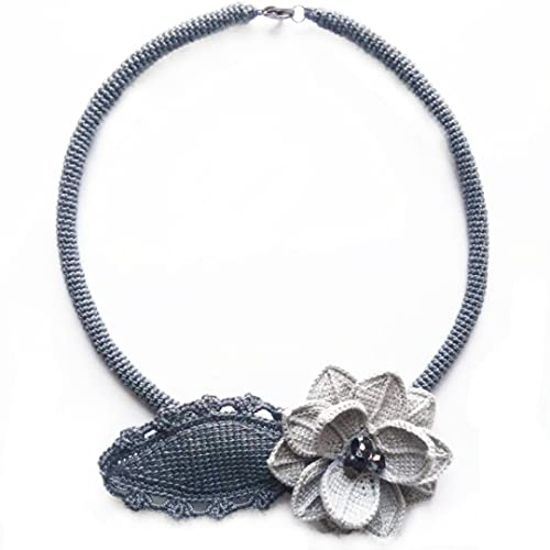 collier avec fleur, collier au crochet avec une fleur et feuille