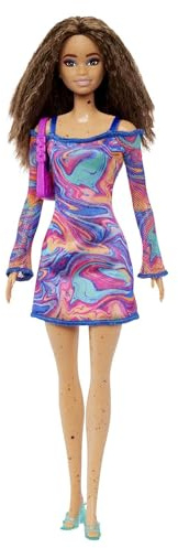 Barbie Fashionista Vestido Estampado mármol Muñeca con pecas con Conjunto de Moda y Accesorios, Juguete +3 años (Mattel HJT03)