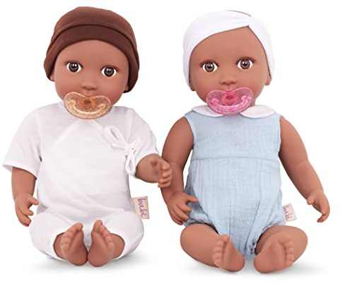 Babi 2 Baby Puppen Zwillinge Mädchen Junge mit Kleidung und Schnuller – Weiche 36 cm Puppen mit dunklerem Hautton und braunen Augen – Spielzeug Set ab 2 Jahren
