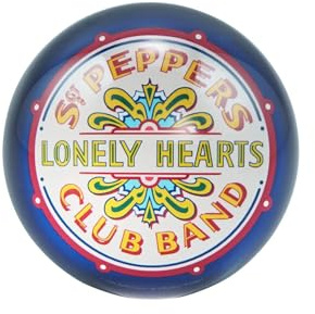 Half Moon Bay Sgt Peppers PWBTS03 - Fermacarte da scrivania in vetro multicolore con cuori solitari dei Beatles, 6,9 x 3,2 cm