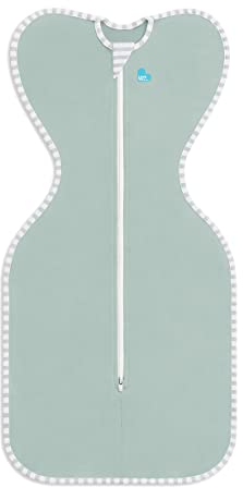 Love To Dream Swaddle Up, Neugeborene 2,2–3,8 kg, Olivgrün, Eng anliegende Passform unterstützt den Schlaf, 0,2 Tog (24–27 °C), maschinenwaschbar, Von Hebammen empfohlen, mit Doppelreißverschluss