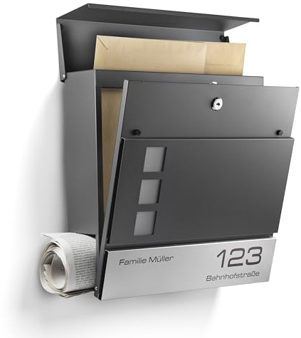 NewHabitat I Moderner Briefkasten Anthrazit mit Zeitungsfach - Wandbriefkasten personalisiert mit Edelstahl Namensschild und Hausnummer Gravur I Rostfrei und UV-beständig, inkl. Montagematerial