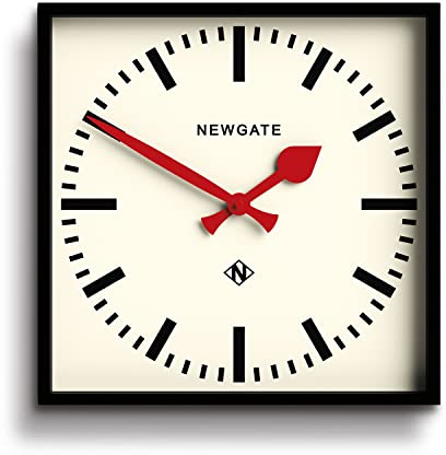 NEWGATE® Number Five wanduhr | Quadratische Retro inspiriert Moderne bahnhofsuhr | 40cm | Schwarz mit roten zeigern | Mid Century Stil für küche, Wohnzimmer oder büro
