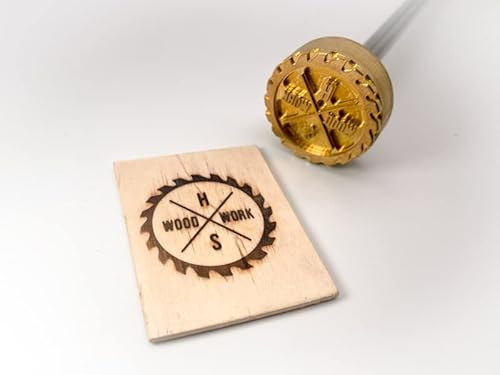 Dein Brandstempel elektrischer Initialen im Motiv Wood Work Sägeblatt für Holz, Leder, Pappe - personalisiertes Brandeisen, individueller Brennstempel in ø 60 mm