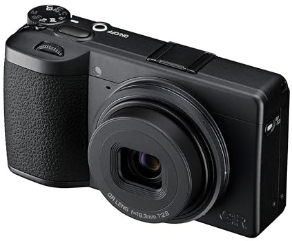 RICOH GR IV Monochrome avec capteur d'image CMOS dédié, spécialement conçu pour la photographie monochrome. NOUVEAU capteur CMOS APS-C de 25,74 mégapixels, NOUVEAU GR ENGINE 7, NOUVEL objectif GR 28 m
