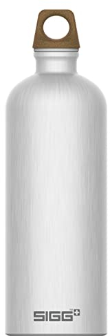 SIGG - Alu Trinkflasche - Traveller MyPlanet Path - Klimaneutral Zertifiziert - Für Kohlensäurehaltige Getränke Geeignet - Auslaufsicher - Federleicht - BPA-frei - Outdoor & Yoga - Mattes Alu - 1L
