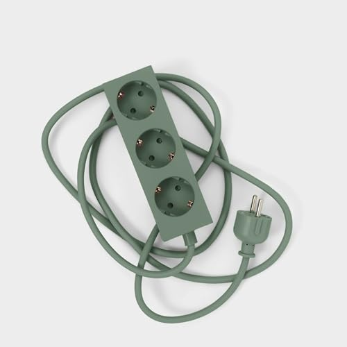 Pedestal Power Bar Mossy Green, grenuttag 5 m, 3-vägs – grön | Praktiskt, stilfullt grenuttag med magnetisk bas för baksidan av TV-stativet och andra magentiska ytor.