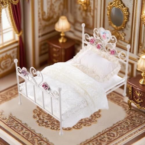 Minamzee 1:12 Cama para Casa De Muñecas, Juego De Cama De Hierro Blanco con Grabados Florales A Mano, Incluye Ropa De Cama Y Almohada Removibles, Mueble Miniature Regalo para Coleccionistas (Blanco)