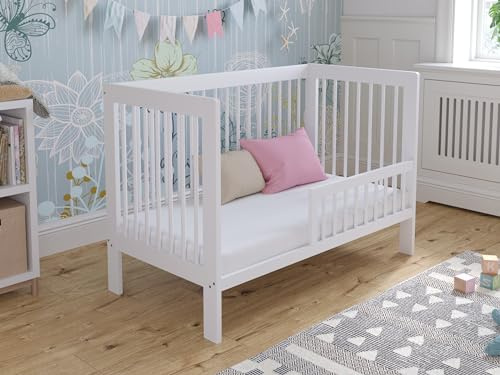 Love For Sleep Lit Bébé Évolutif 120x60 cm en Bois de Pin Blanc avec Barrière de Sécurité – Modèle LUCA – Lit Transformable pour Enfant, Fille ou Garçon