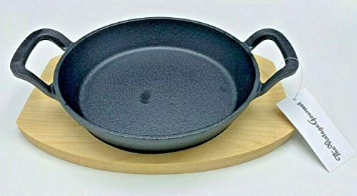 Vintage Gourmet ® Pre-Seasoned 20cm Diameter x 4cm Deep Cast Iron Round Serving Pan with Flared Handles on Presentation Wooden Base Perfect for Serving