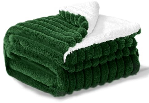 BEDELITE Kuscheldecke Flauschig Decke 150x200 - Dicke XL Sherpa Decken Grün für Couch, warme Cord Kuscheldecken Dunkelgrün weiche Fleecedecke Wohndecke als Couch Überwurf für Wohnzimmer