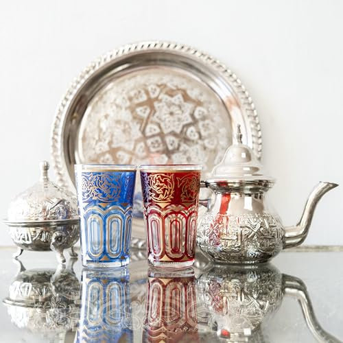 Service à thé marocain 4 pièces, théière et sucrier en argent avec détails gravés, 2 verres décoratifs rouge et bleu, plateau argenté