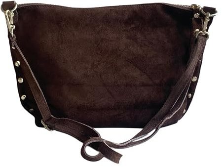Bolso bandolera de ante italiano con tachuelas en los laterales. Correa ajustable e intercambiable. Cierre de cremallera. Interior forrado con bolsillo incorporado. Bolsillo trasero. (Chocolate)