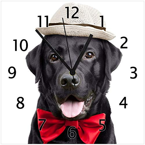 Wallario Design-Wanduhr Schwarzer Labrador Retriever mit roter Fliege und Mütze aus Glas, Motiv-Uhr Größe 30 x 30 cm, Schwarze Zeiger