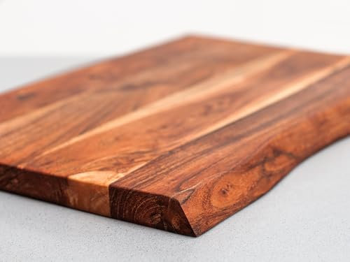 Schneidebrett Baumkante | 40x25 cm | dickes Küchenbrett 3cm stark aus Akazienholz | Holzbrett mit Baumkante für Küche Esstisch und zum Servieren I rustikal