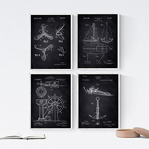 Nacnic set 4 Stampe artistiche sfondo nero brevetto elica, ancora, timone, barca a vela. Manifesti con invenzioni e vecchi brevetti. Sport acquatici ed equipaggiamento tecnico.