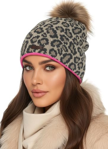 Baesics Strickmütze Leomuster Taupe mit Bommel für Damen & Herren – warme Unisex Wintermütze mit Fleecefutter & Kunstfell Pompon One Size – Beanie Stil
